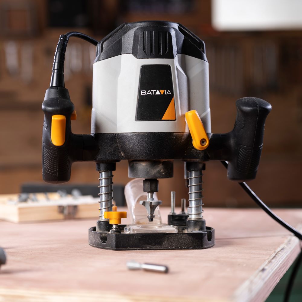 Batavia 1200W plunge router